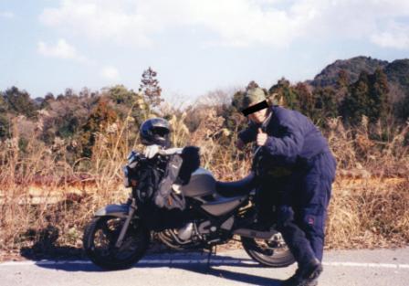 使われなくなった県道沿いにある空き地。